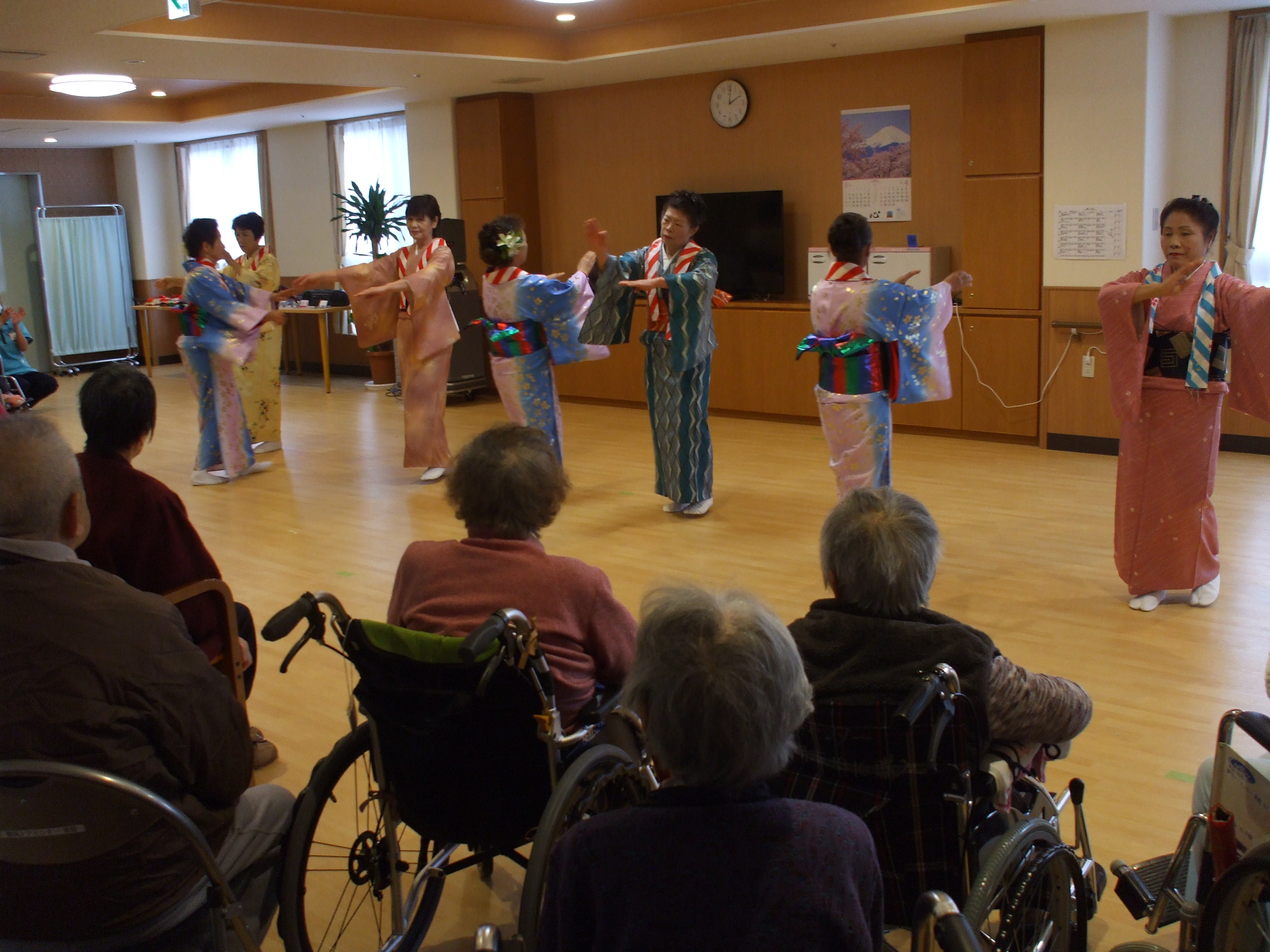 ボランティアによる踊りの様子