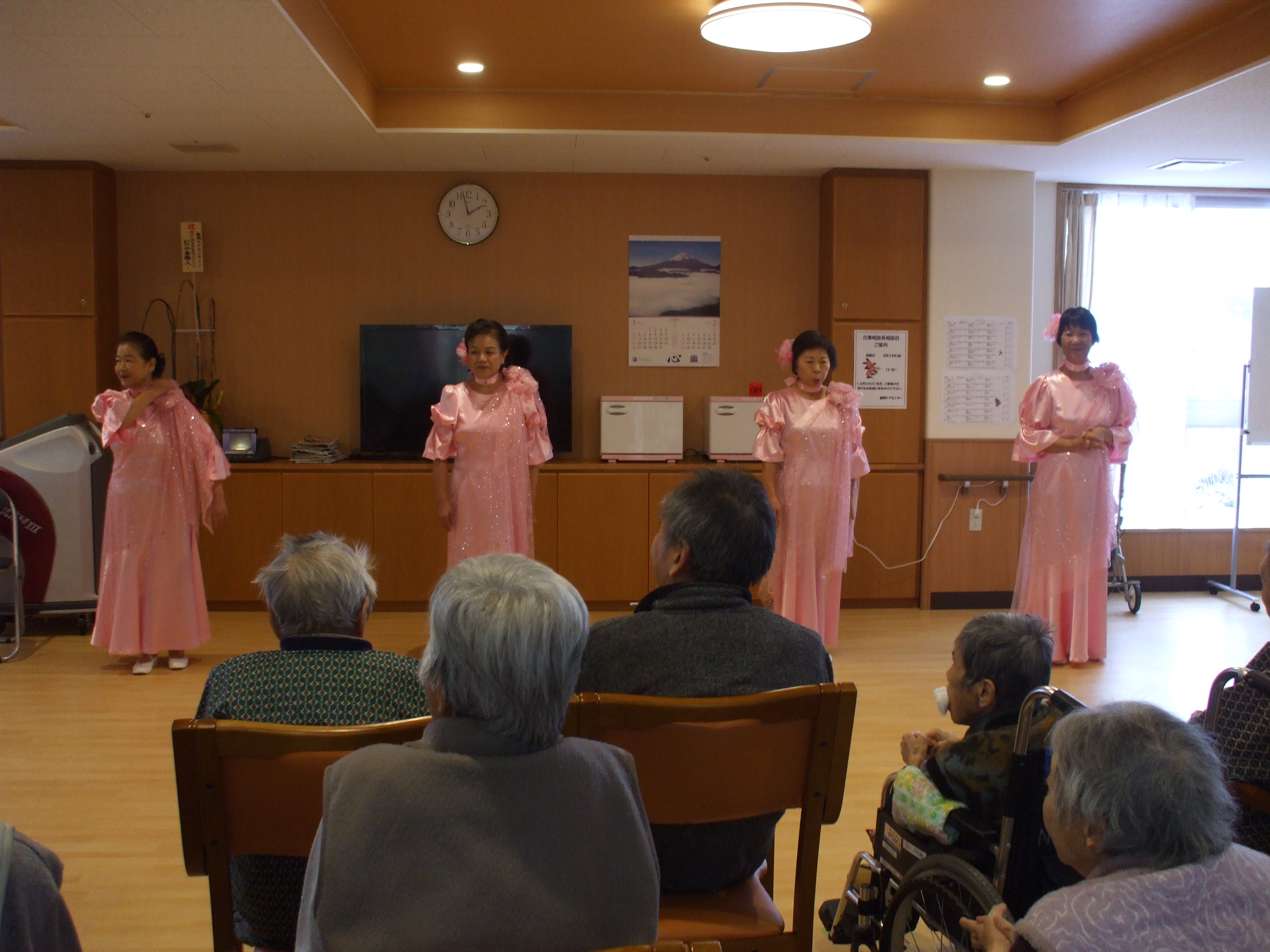 ボランティアによる踊りの様子