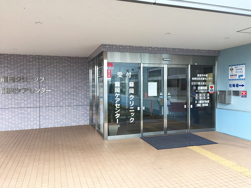 正面玄関から入りそのまま真っすぐお進みください